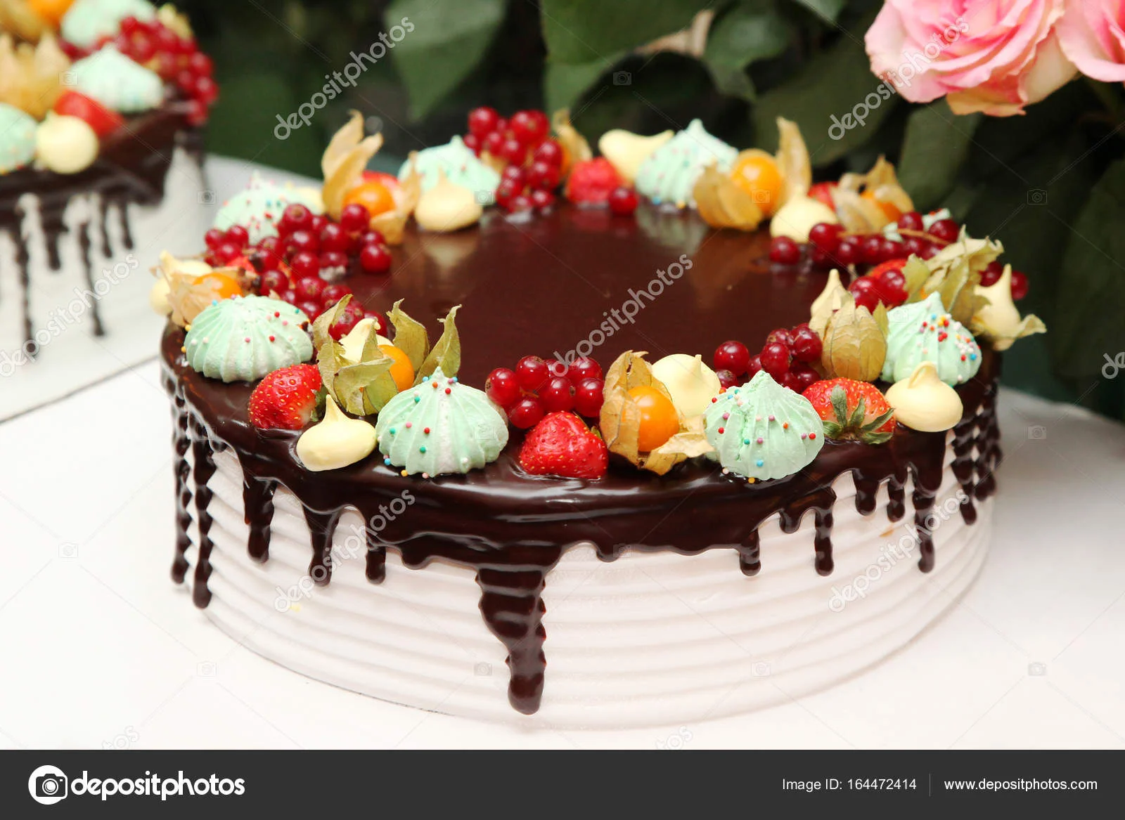 depositphotos_164472414-stock-photo-large-delicious-beautiful-cake.webp