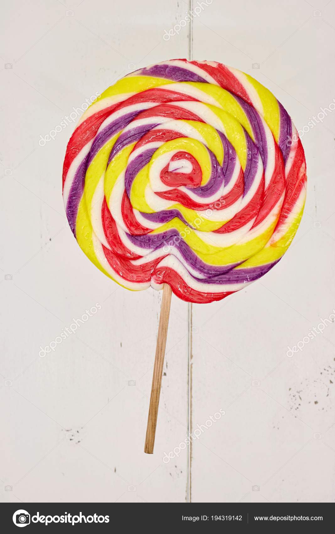 depositphotos_194319142-stock-photo-studio-photo-lollipop.jpg