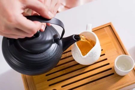 depositphotos_196596550-stock-photo-partial-view-woman-pouring-tea.webp
