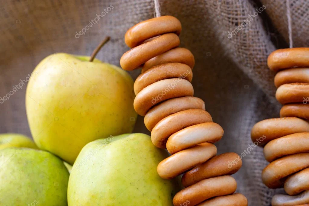 depositphotos_223109128-stock-photo-bunch-bagels-apples-background-burlap.webp