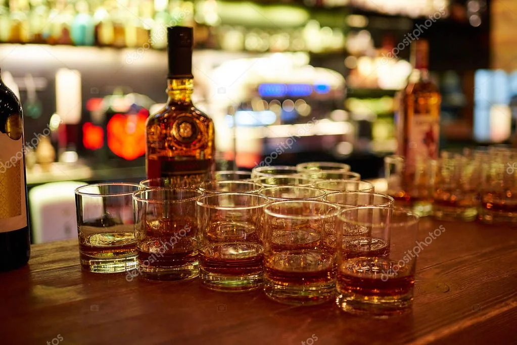 depositphotos_252672710-stock-photo-triangular-staging-whiskey-glasses-nightclub.webp