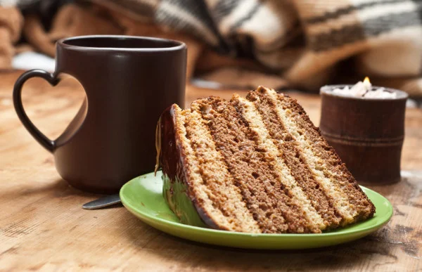 depositphotos_2569231-stock-photo-cake-with-tea.webp