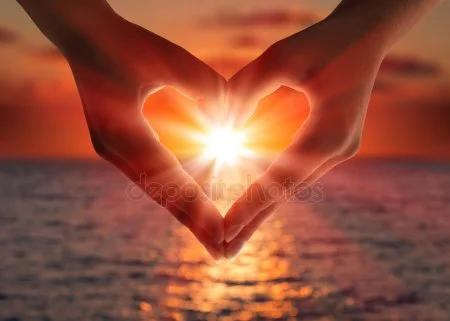 depositphotos_32107507-stock-photo-sunset-in-heart-hands.webp