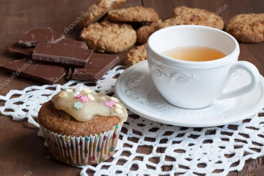 depositphotos_36847515-stock-photo-tea-with-chocolate-oatmeal-cookies.webp