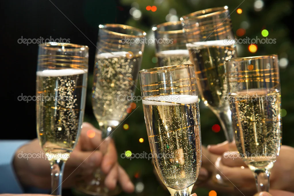 depositphotos_44679559-stock-photo-people-hands-with-champagne.webp