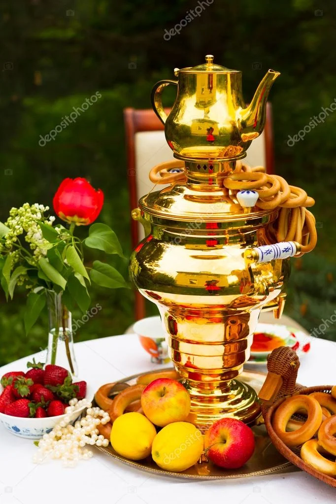 depositphotos_63930239-stock-photo-russian-samovar-and-tea-strawberries.webp