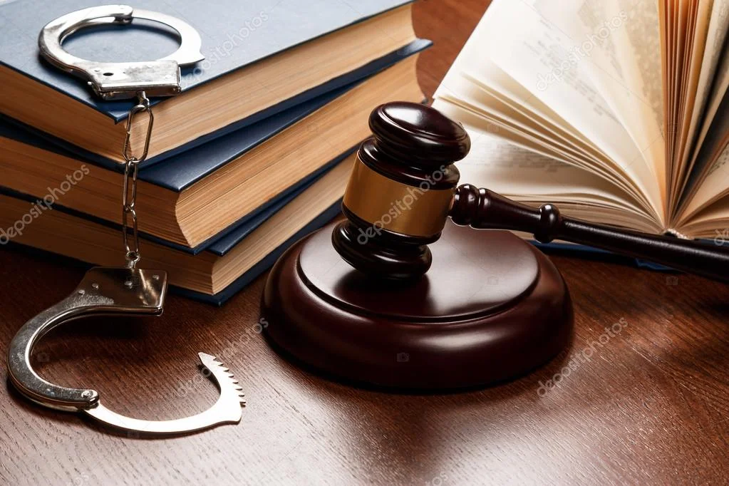 depositphotos_72445359-stock-photo-gavel-books-and-handcuffs.webp