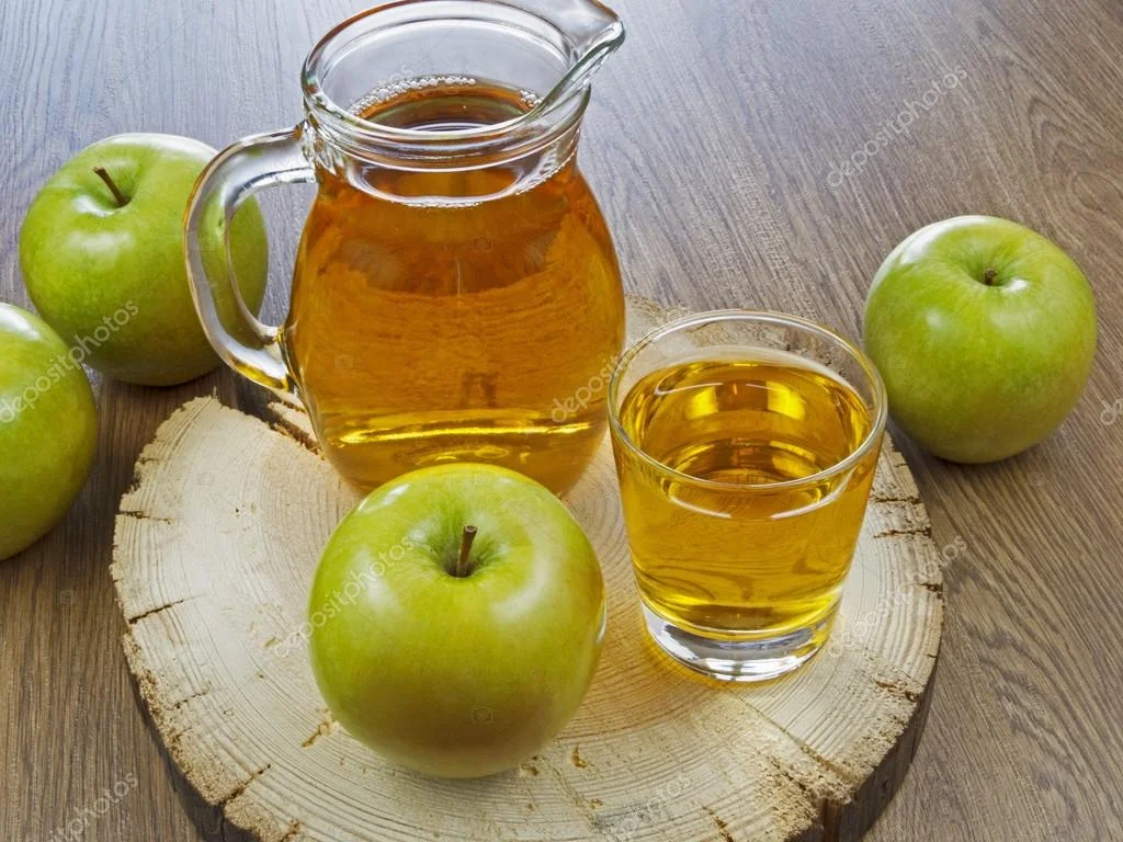 depositphotos_73032759-stock-photo-apple-juice-in-a-bottle.webp