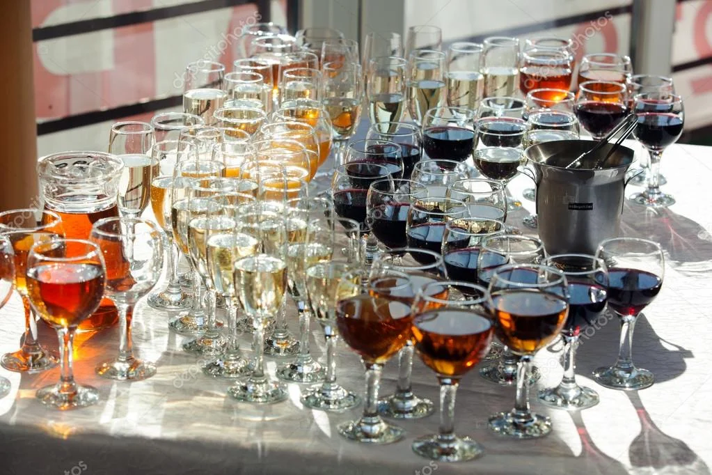 depositphotos_75110181-stock-photo-the-buffet-reception-glass-glasses.webp