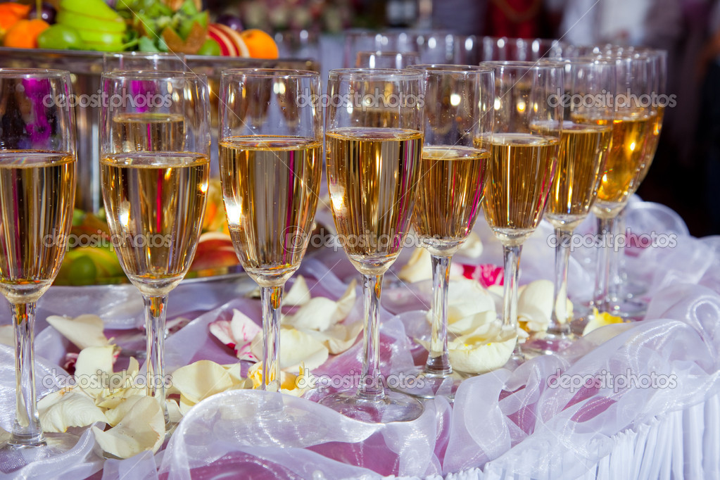 depositphotos_7695408-Glasses-of-champagne.jpg