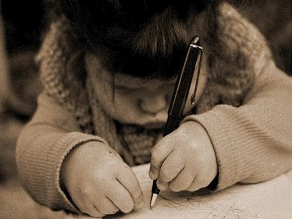 девочка пишет 1.webp