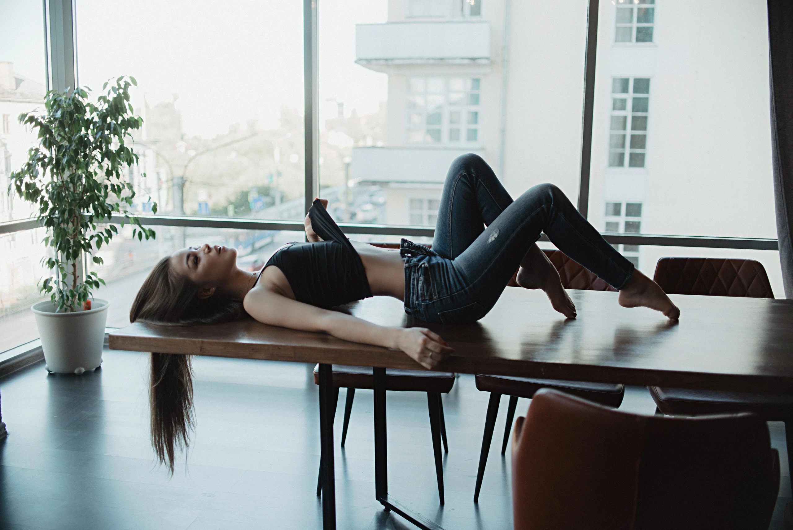 девушка на столе.webp