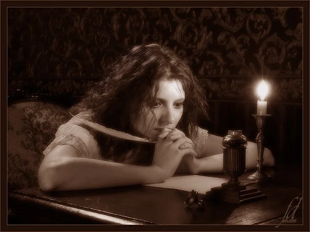 Девушка пишет.webp