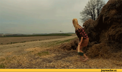 девушка сбивает самолёт.gif