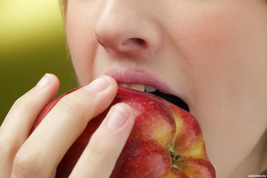 devushka_frukt_yabloko_18717.webp