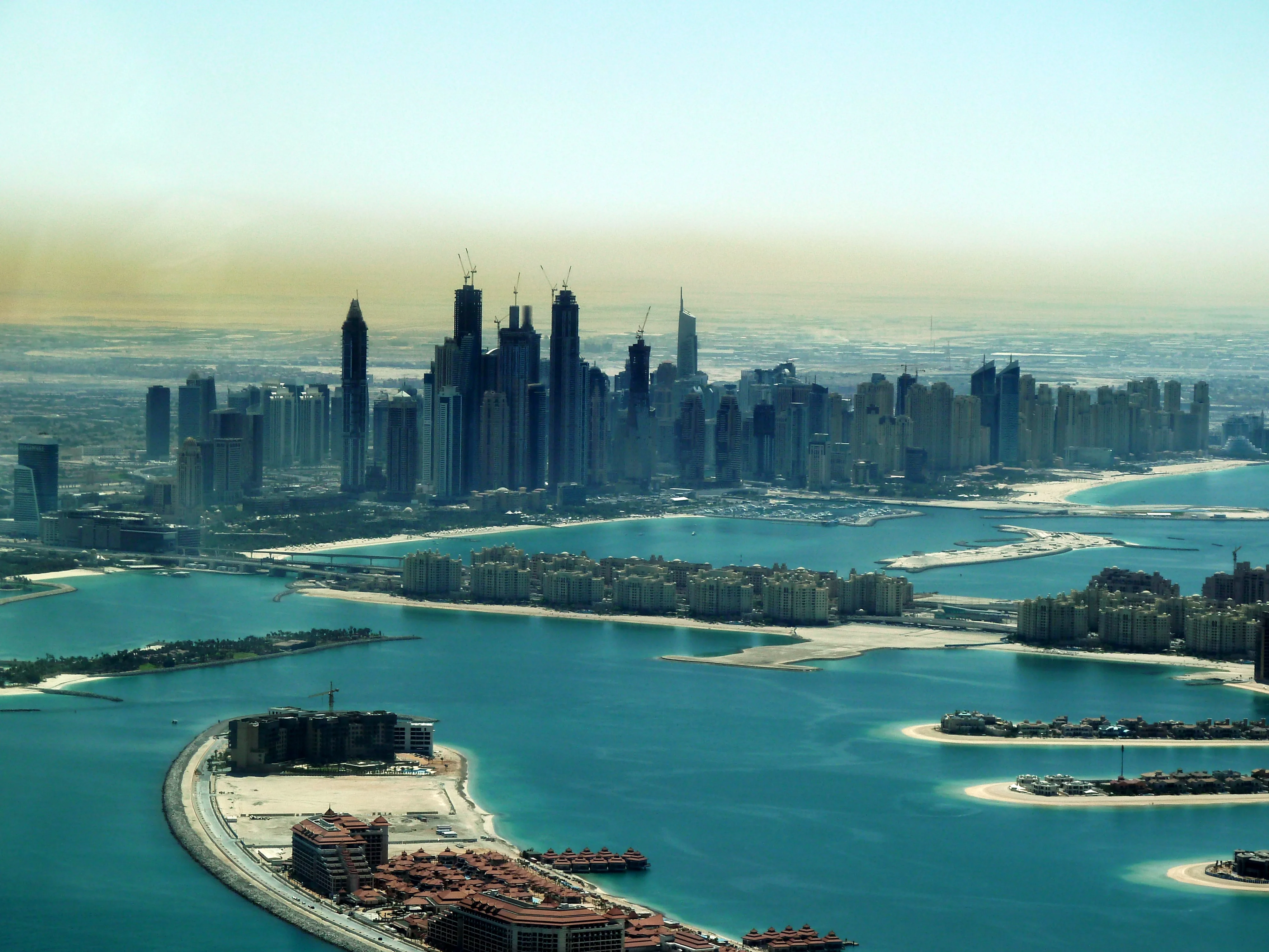 Dubai_-_Palm_Jumeirah_und_Dubai_Marina_-_النخلة_جميرا_ومرسى_دبي_-_panoramio.webp