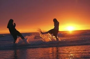 due amiche che giocano in acqua.webp