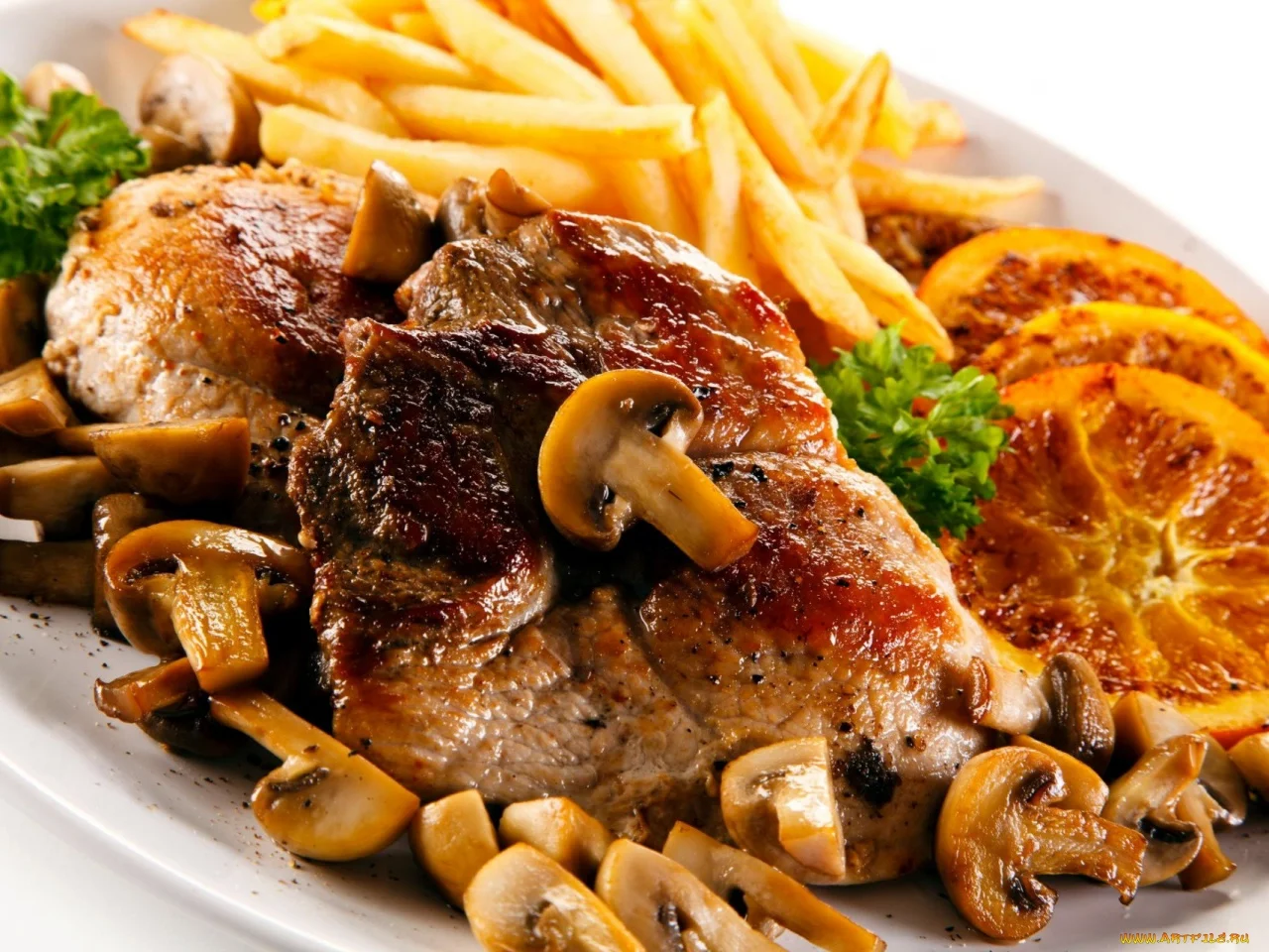 eda-myasnye-blyuda-griby-svinina-kartofe-1321391.webp