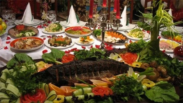 еда на столе.webp