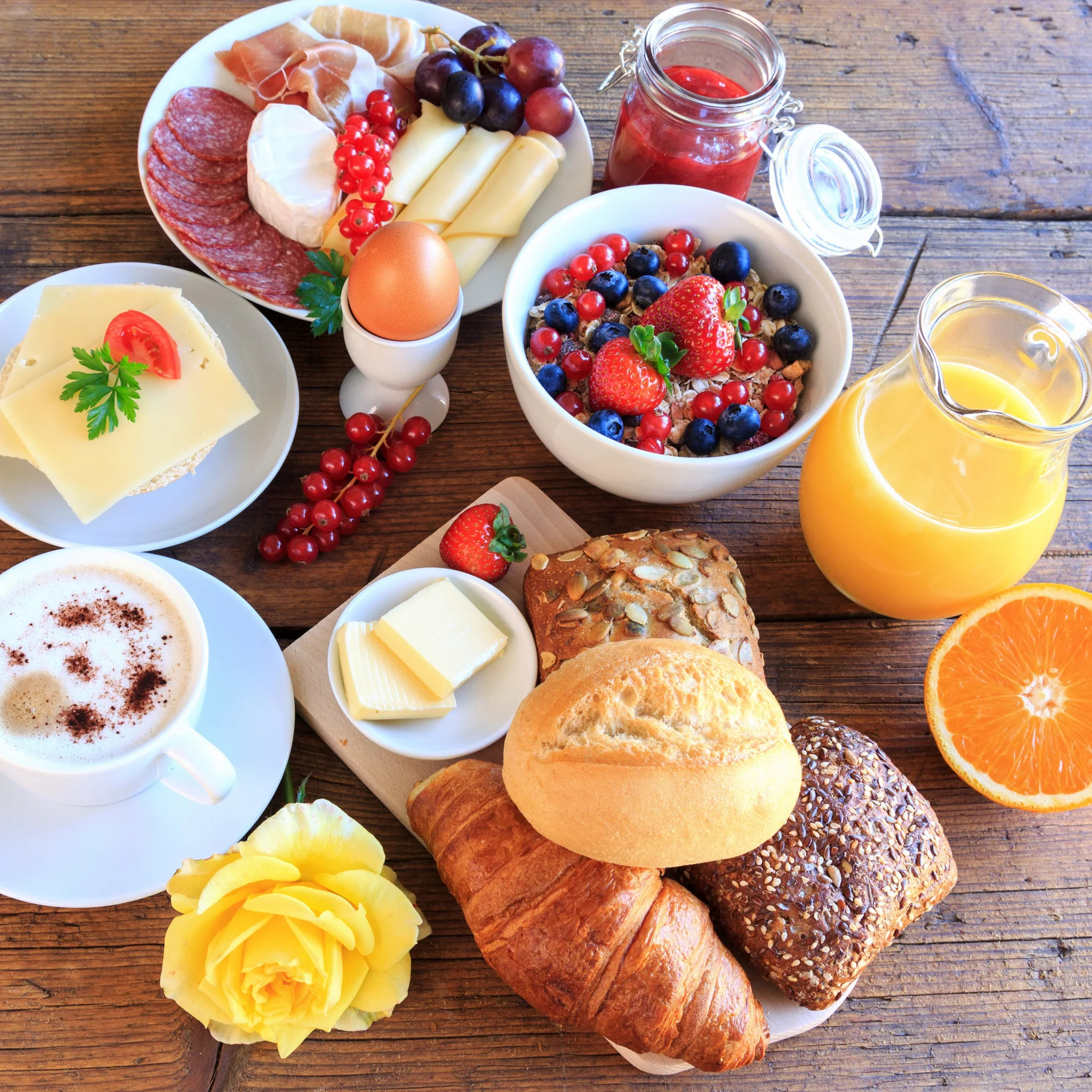 eda-zavtrak-kofe-sok-syr-apelsinovyi-miusli-narezka-khleb-kr.webp