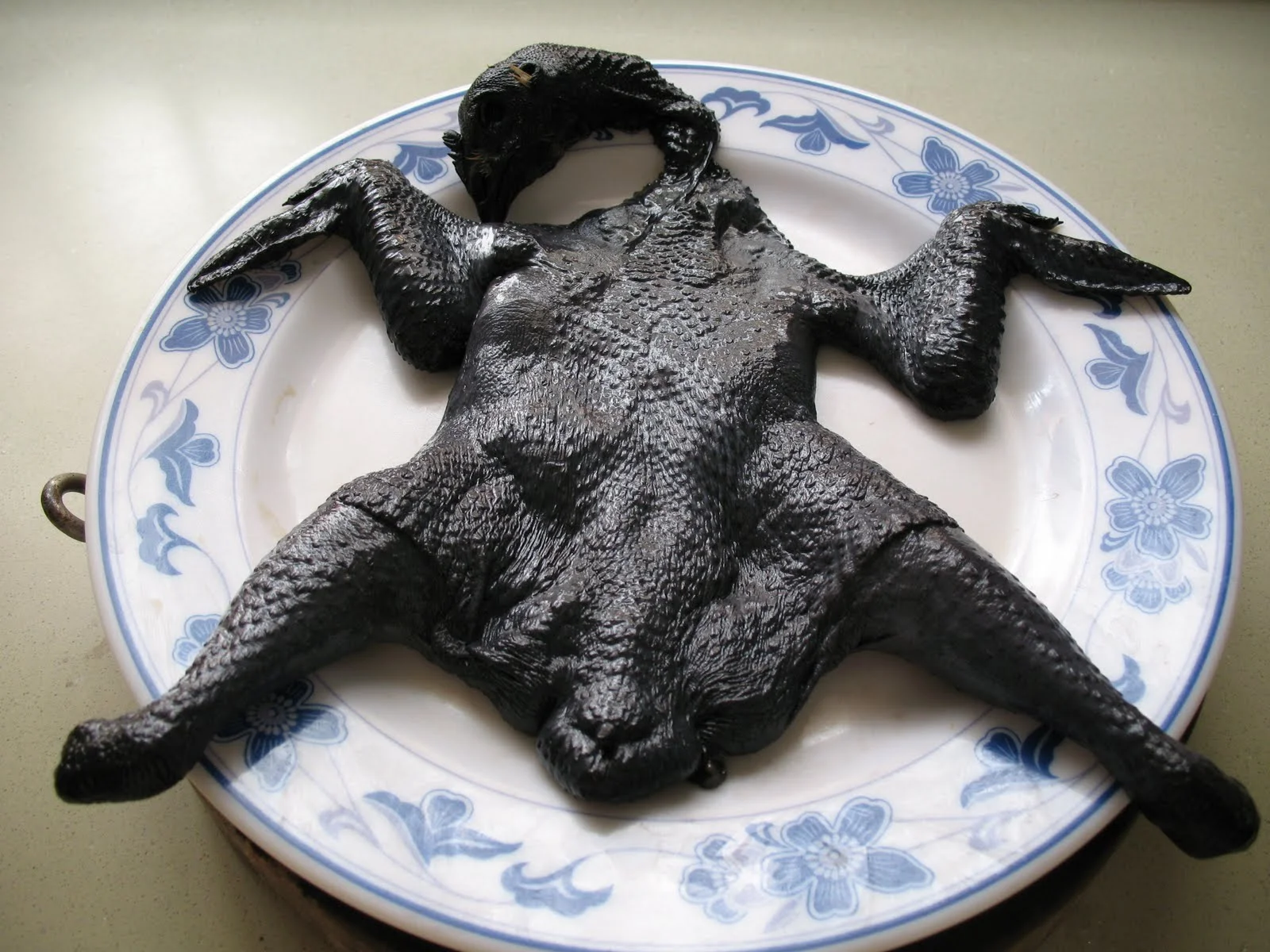 Эта курица не сгорела, она такая и была .webp