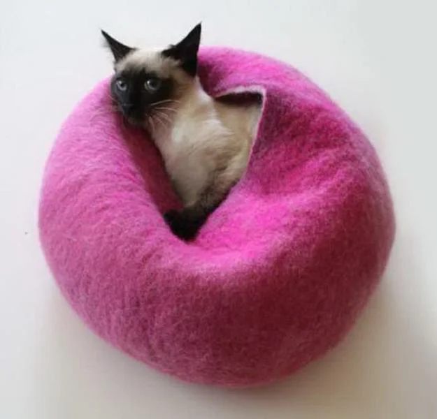 felted-pet-beds-wool-felt-craft-ideas-2.webp