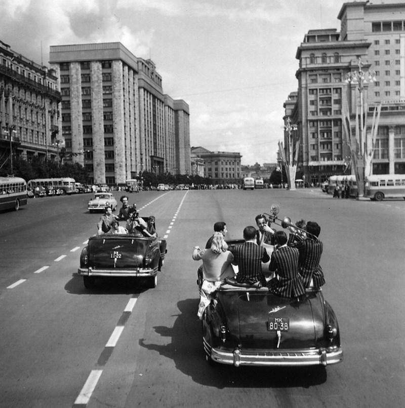 Фестиваль молодежи и студентов на улицах Москвы. 1957 год..jpg