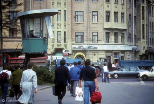 Фирменные просоветские будки ГАИ еще украшали перекрестки города.jpg