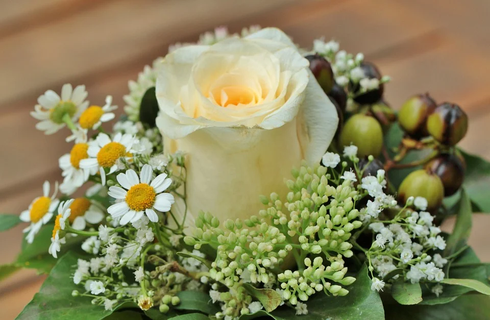 floral-arrangement-453709_960_720.webp
