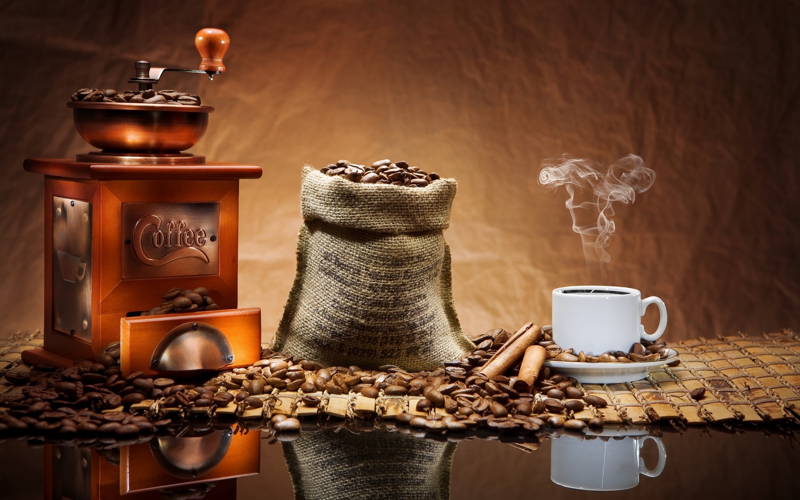 Food___Drinks_Coffee_grinder_and_coffee_042722_.jpg