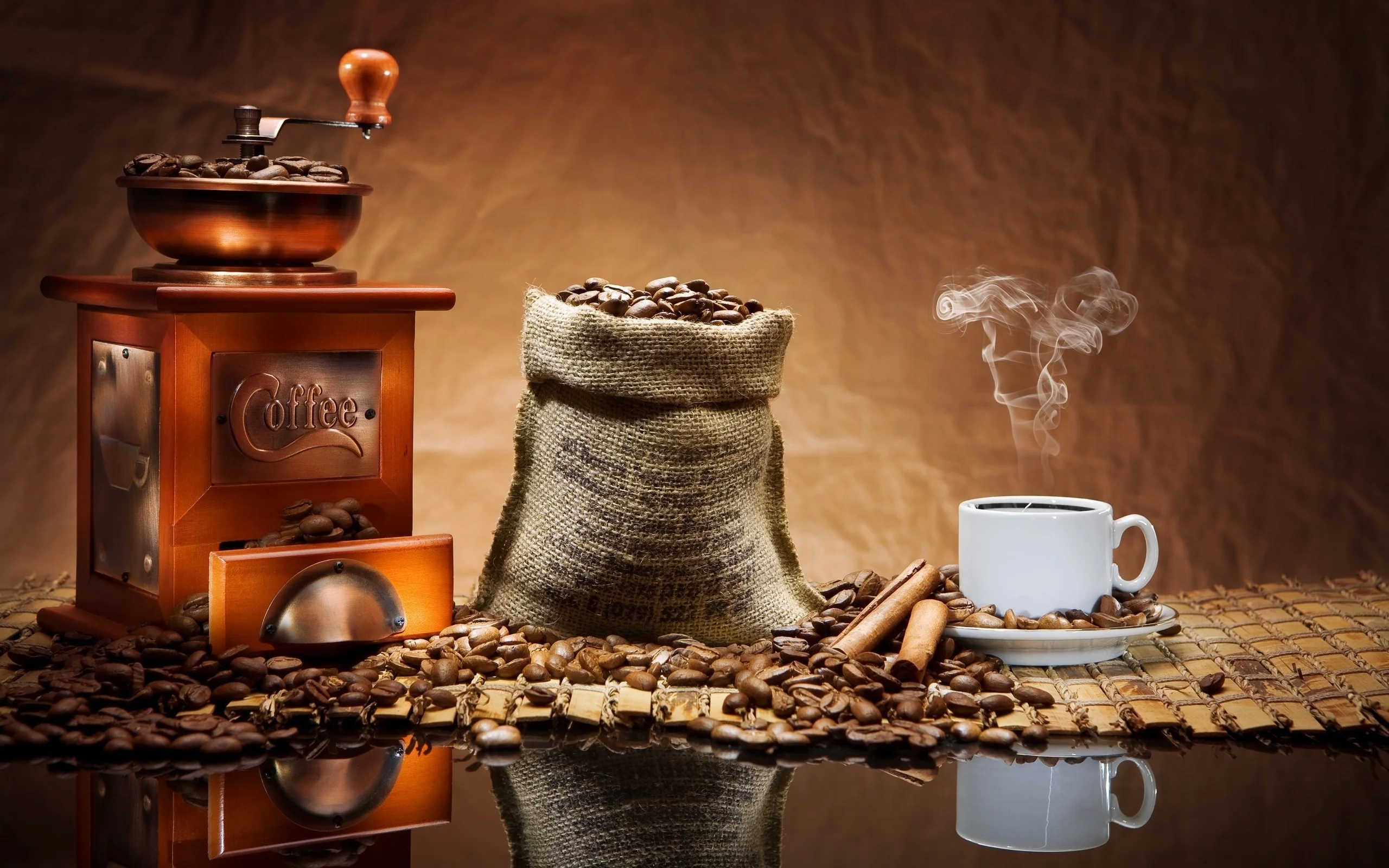 Food___Drinks_Coffee_grinder_and_coffee_042722_.webp
