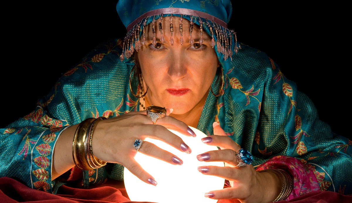 fortune-teller-and-crystal-ball-3T57MJ9.jpg