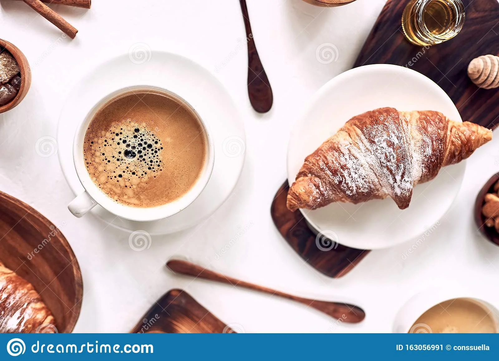 французский-завтрак-кофе-и-круассан-вид-сверху-понятие-доброе-утро-163056991.webp