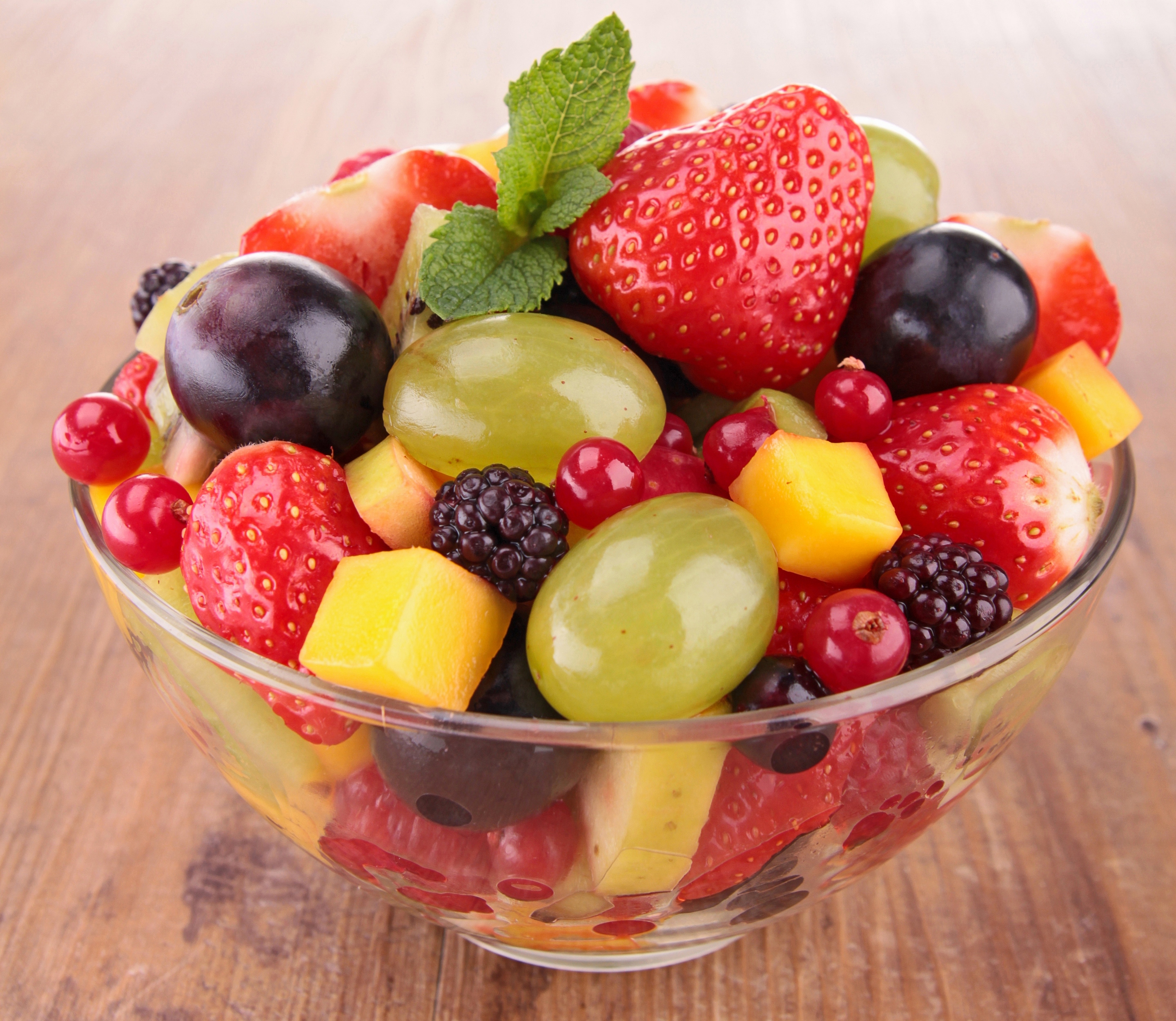 fruits-berries-fresh-salad-dessert-fruktovyj-salat-frukty-agody-desert.jpg