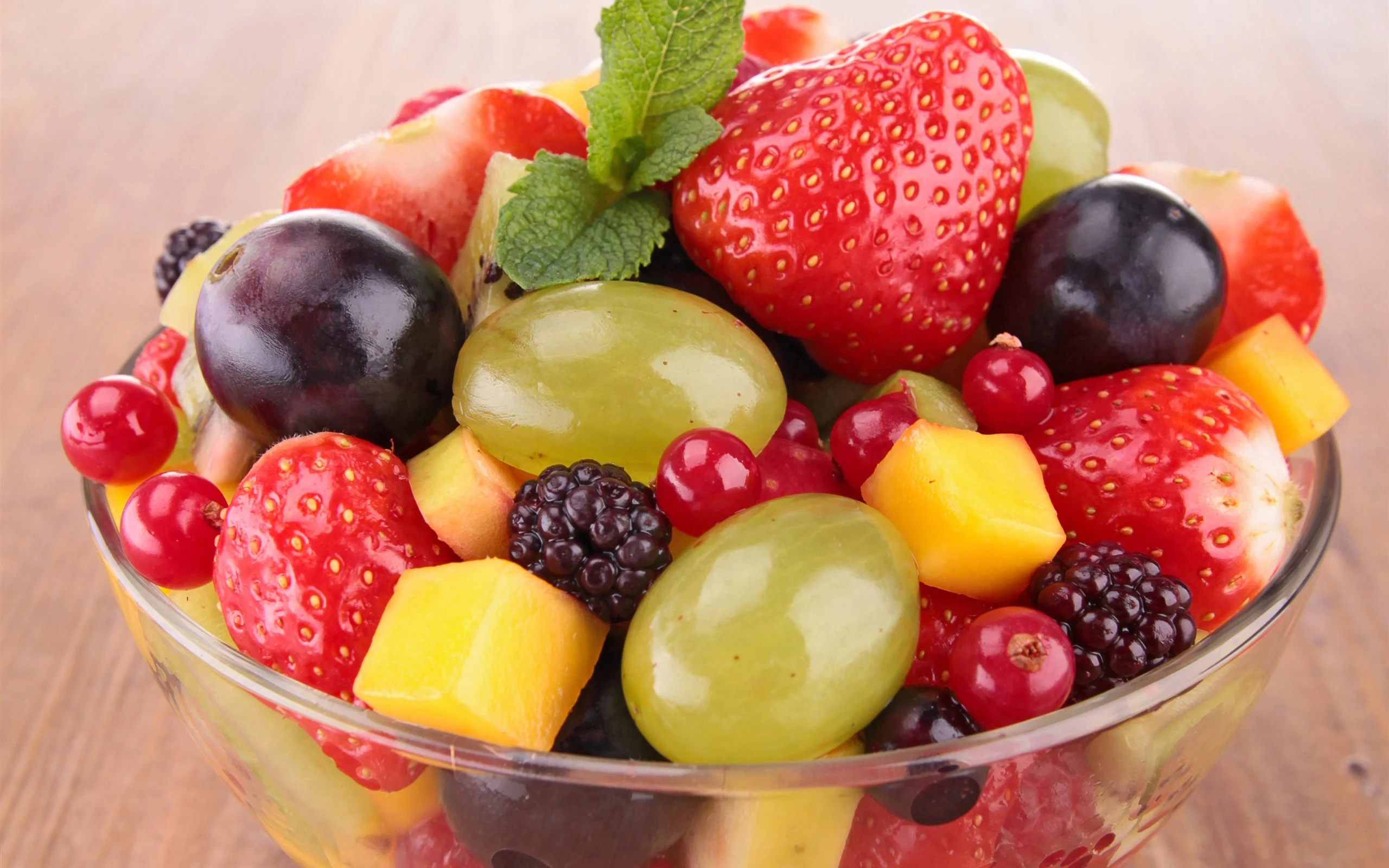 Fruits-salad-berries-strawberries-mango-dessert_2560x1600.webp