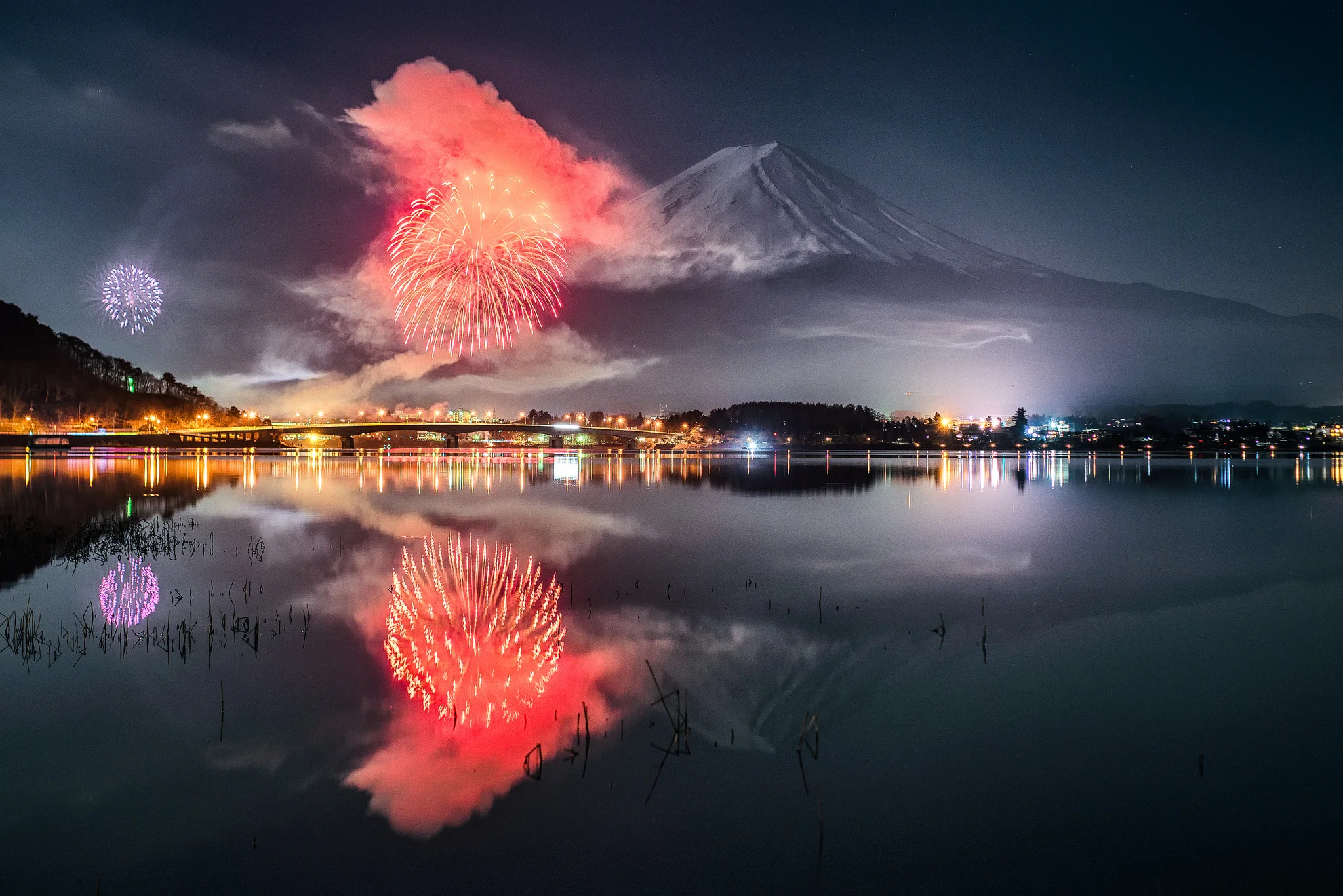 fudziyama-yaponiya-gora-feyerverk.webp