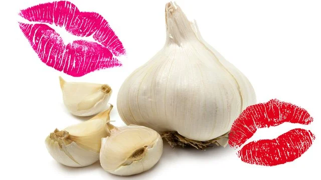 garlic-kissing-smelly-breath-asset--1461674019-list-handheld-0.webp