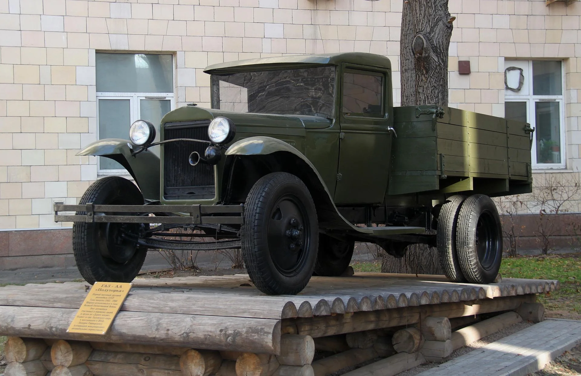 ГАЗ-АА_возле_МАДГТУ_1.webp