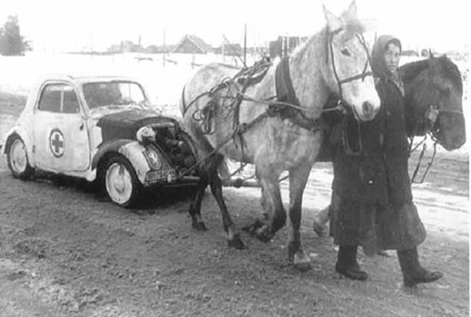 Где-то-под-Харьковом.-1942-й-или-1943-й-год.-FIAT-500A-Topolino..jpg