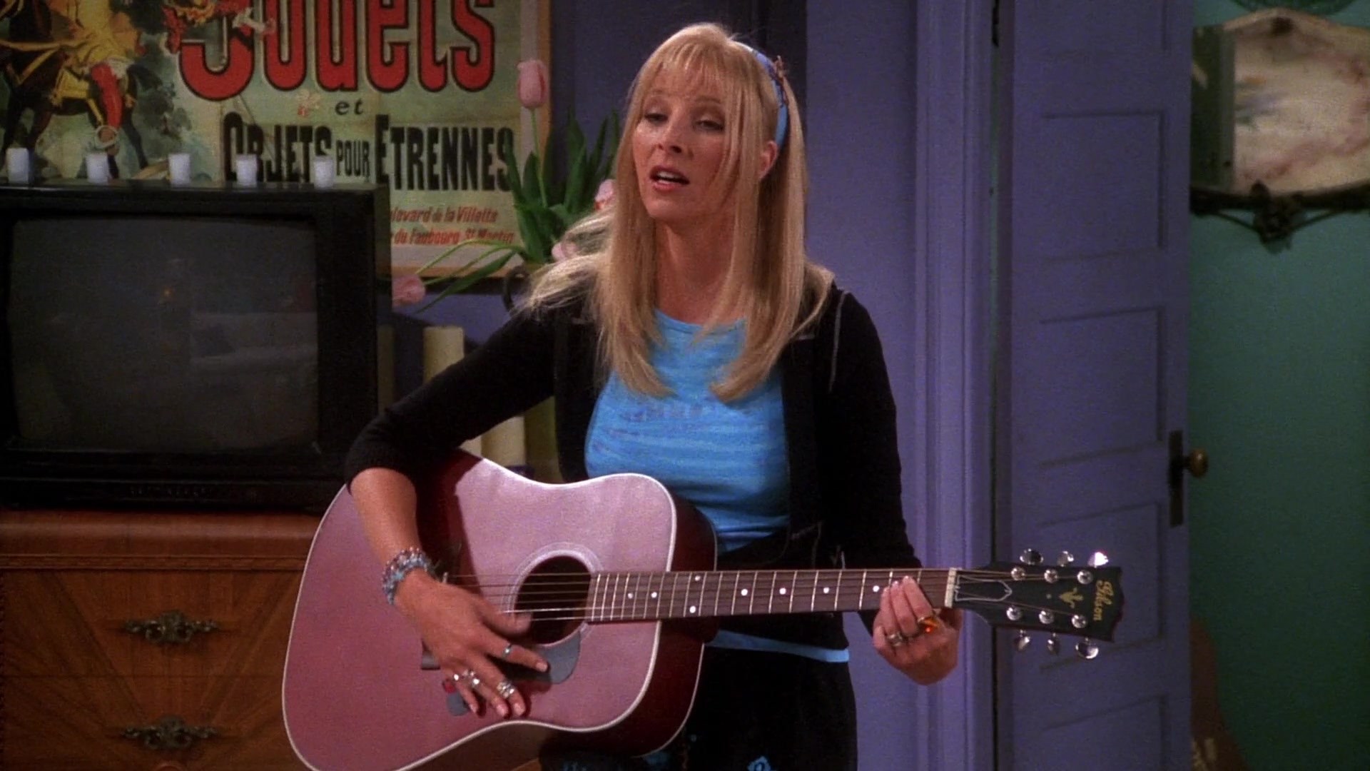 Gibson-Guitar-Used-by-Lisa-Kudrow-Phoebe-Buffay-in-Friends-Season-7-Episode-1-1.jpg