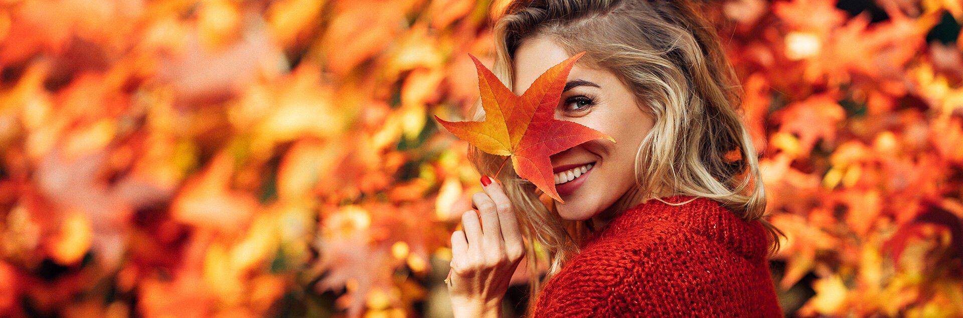 girl_with_autumn_leaves_1920.jpg