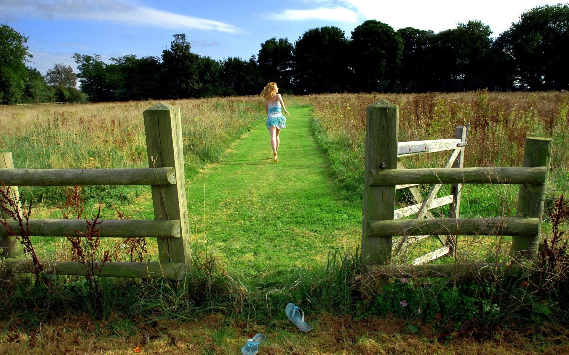 Girls_Girl_goes_on_the_field_on_a_farm_103732_.jpg