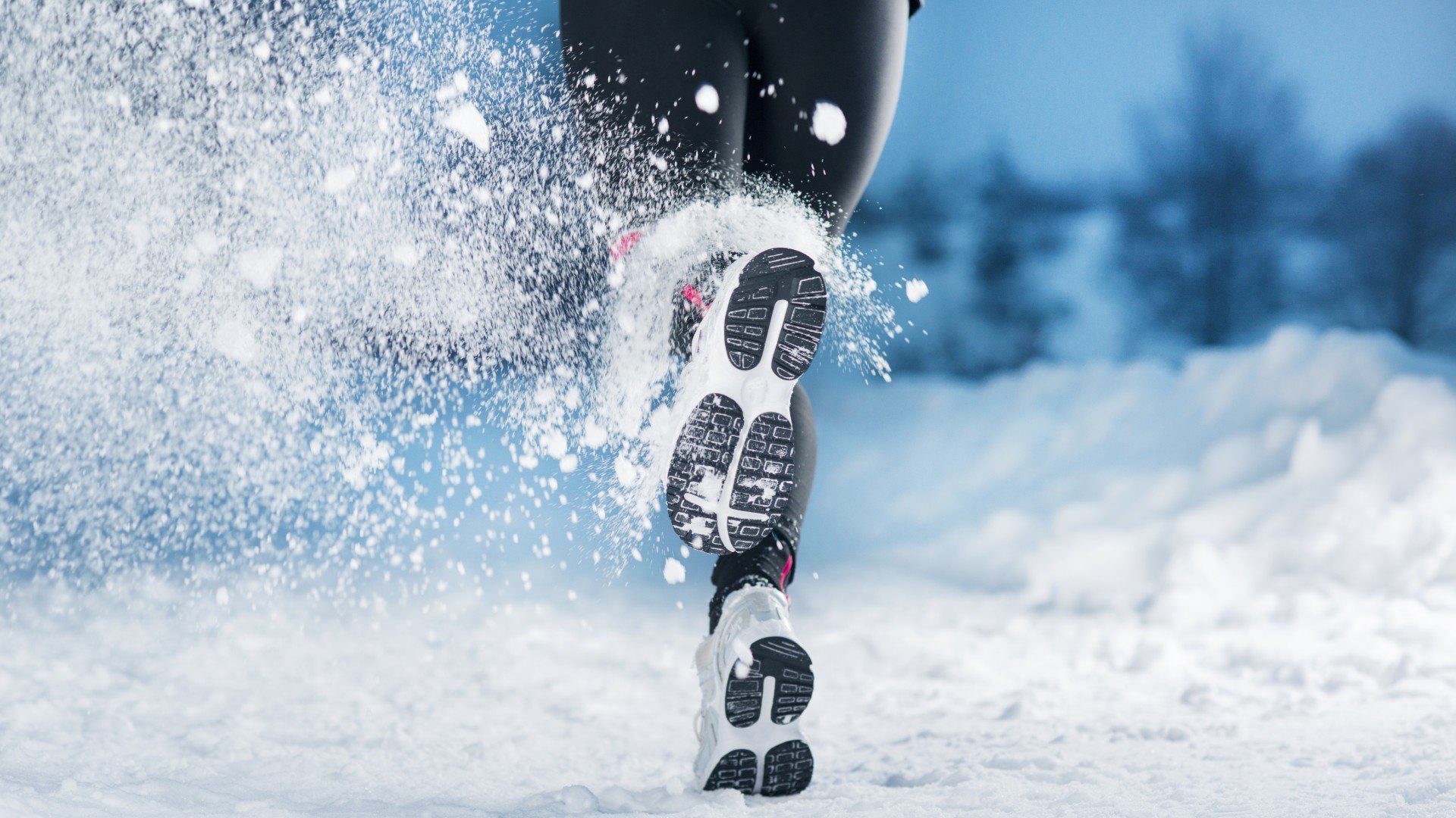 Girls_Girl_running_in_the_snow_094403_.jpg