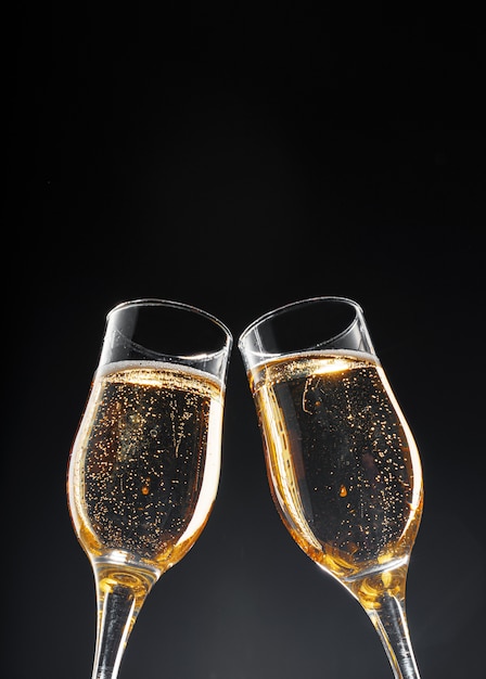 glass-full-of-champagne-on-black_93675-85660.jpg