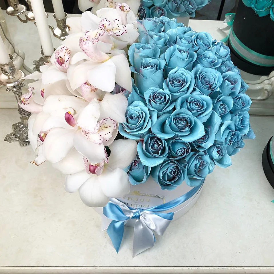 golubye-rozy-s-orhideej-v-korobke.webp