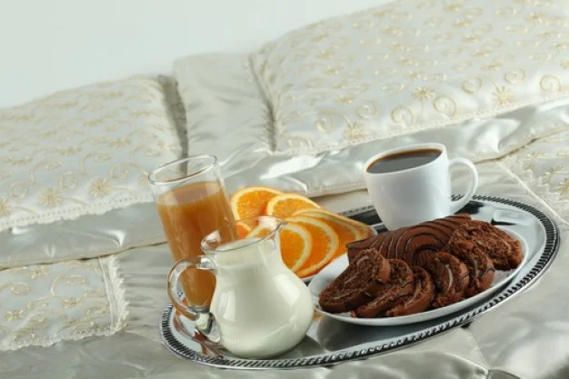 good-morning--breakfast-in-bed--tray-with-breakfast--utensil_3330266.webp