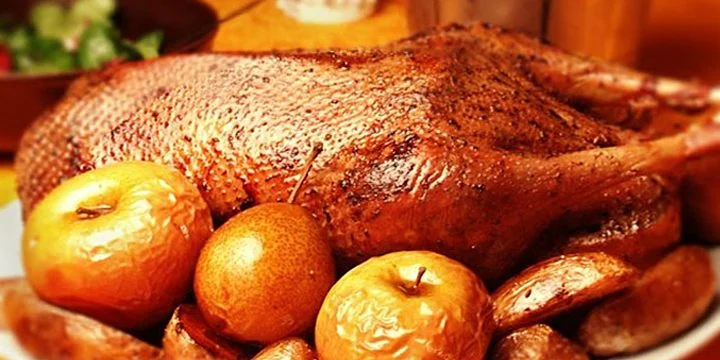 Гусь с яблоками.webp