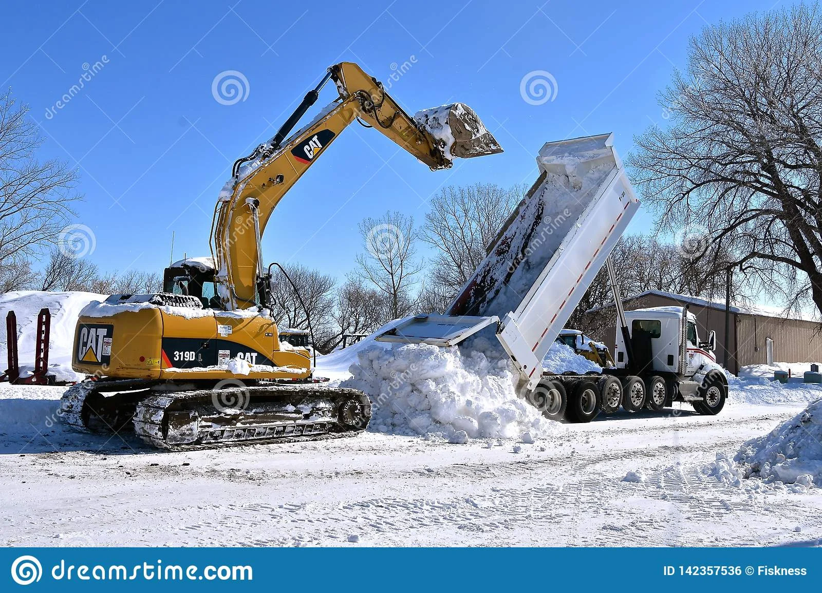 гусеница-d-разгружает-снег-от-тележки-sabin-минесота-ое-марта-кот-копая-142357536.webp