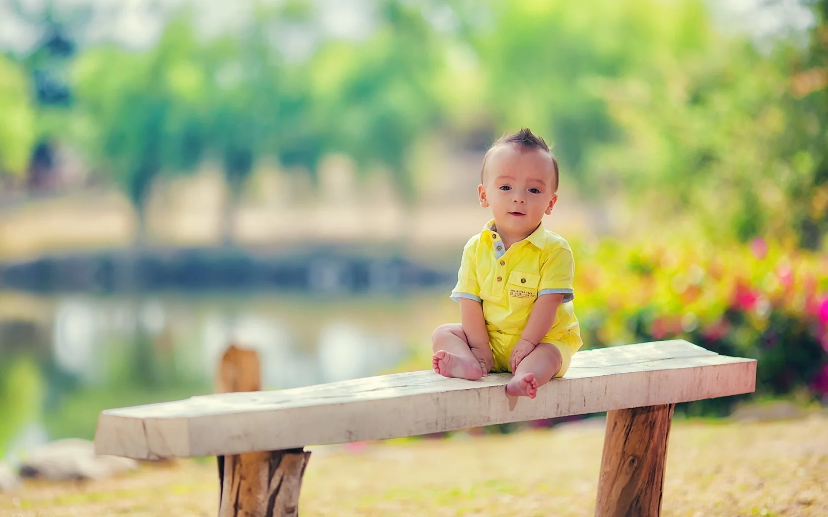 happy_boy_sitting_on_bench-1680x1050.webp