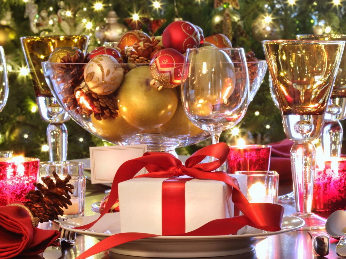 Holidays_New_Year_wallpapers_New_Year_s_table_with_toys_032575_.webp